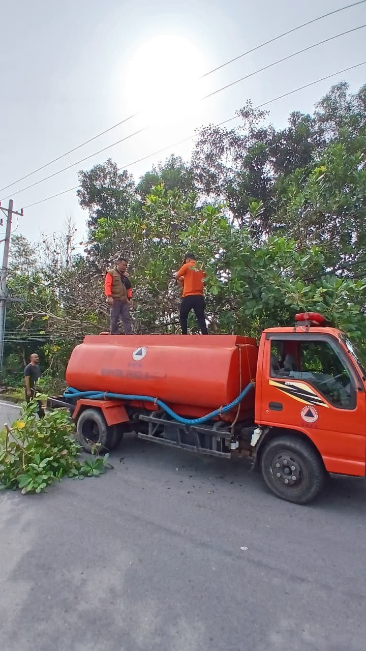 TRC BPBD melakukan pemangkasan pohon di seputaran kantor BPBD Provinsi Kepulauan Bangka Belitung guna menjaga keamanan para pengendara yang lewat di seputaran kantor.